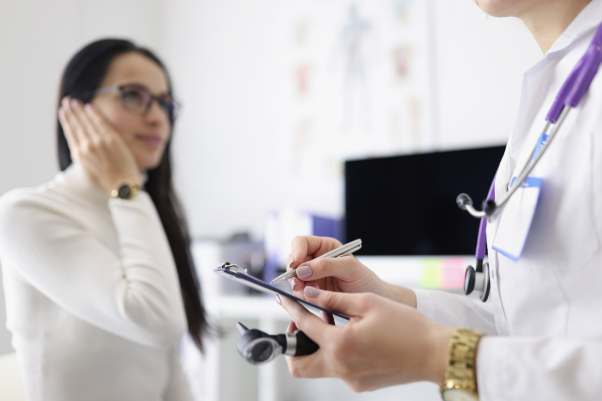 Praktyczne aspekty stosowania leków w otorynolaryngologii i audiologii oraz analiza możliwości i ryzyka wystąpienia istotnych klinicznie interakcji tych leków z innymi, z wyłączeniem produktów leczniczych stosowanych w chemioterapii nowotworów głowy i szyi - artykuł po szkoleniu dr hab. n med. Magdaleny B. Skarżyńskiej